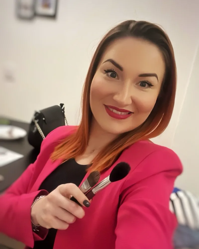 Nikol z NIKYTY se štětci – hostitelka beauty večera pro klientky