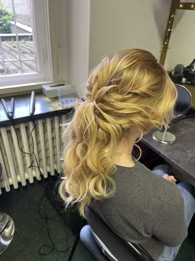 Blond vlny sepnuté do volného culíku