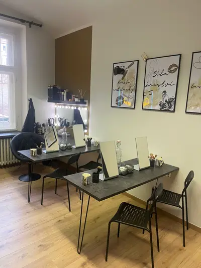 Kurzovní místa se zrcadly a obrazy ve studiu