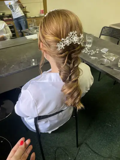 Svatební cop s květinovou ozdobou