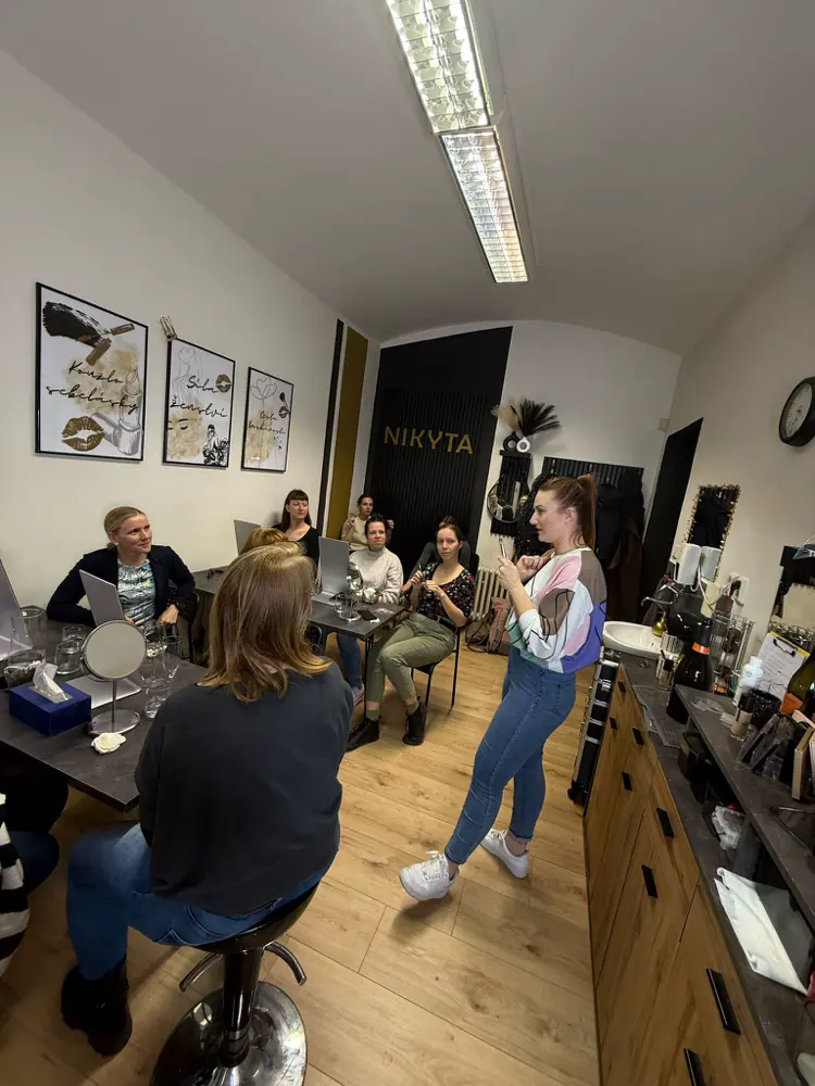 Ženy na skupinovém kurzu líčení ve studiu NIKYTA