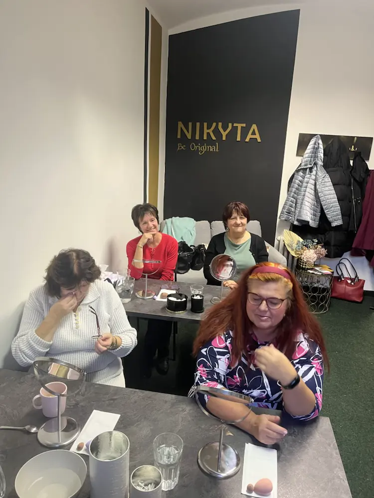 Skupinka žen na beauty večeru ve studiu NIKYTA