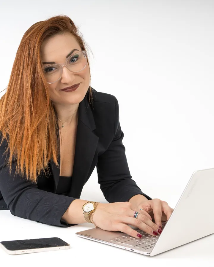 Podnikání pro ženy – Nikol, zakladatelka NIKYTA, pracuje na notebooku