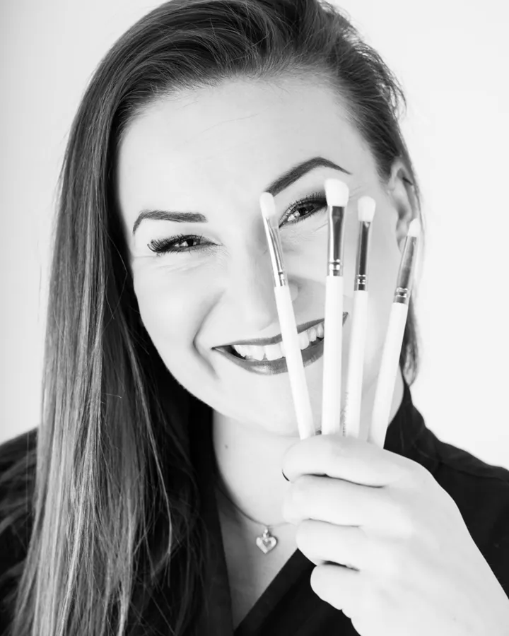 Make-up artist Praha – Nikol, zakladatelka NIKYTA, se štětci
